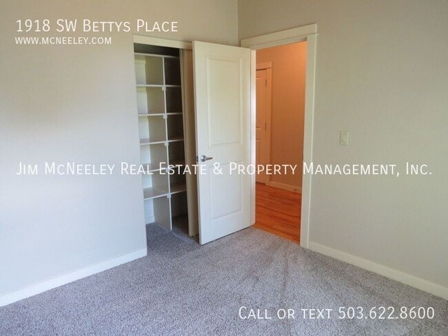 Building Photo - 1918 SW Betty's Pl