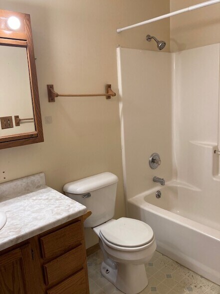 Building Photo - 411 N Shady Bend Rd