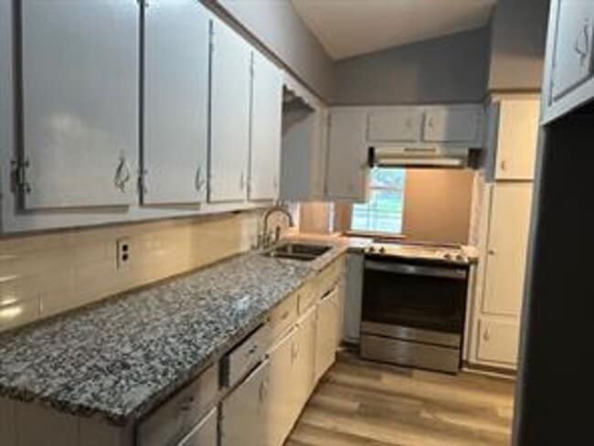 Building Photo - Walnut St Duplex