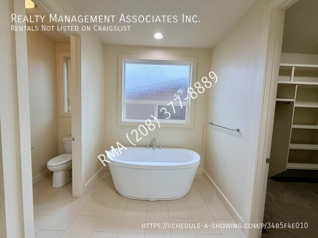 Building Photo - 2552 E Boise Ave