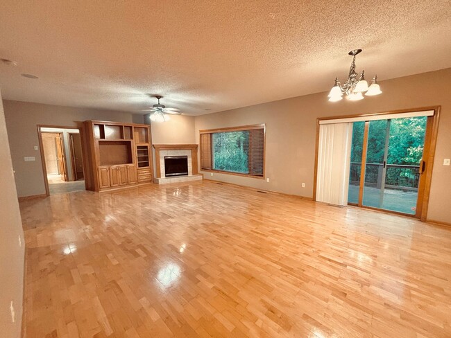 Building Photo - Huge 5 bed home located in Maple Grove!