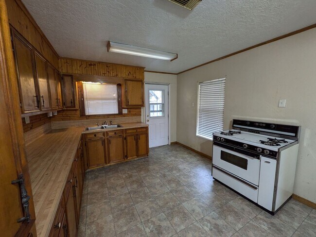 Building Photo - 3801 Stuart Ave