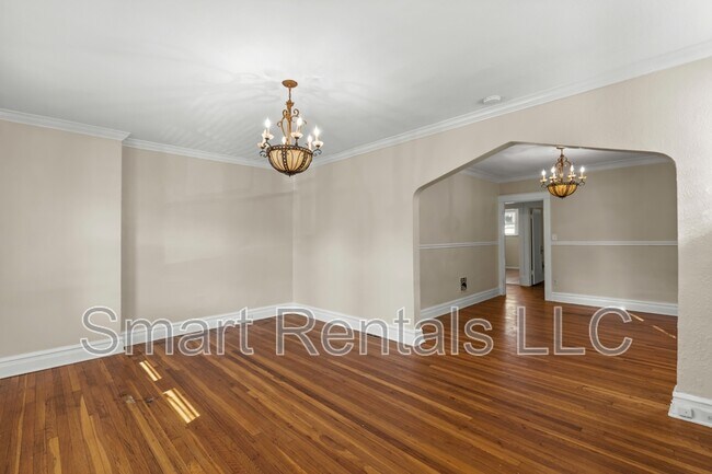 Building Photo - 5065 Lindenwood Ave