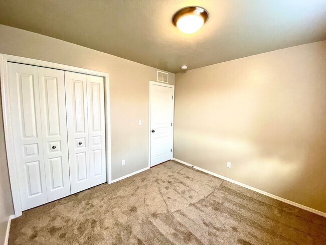 Building Photo - 4 Bedroom + Bonus with 2 baths available 8/22