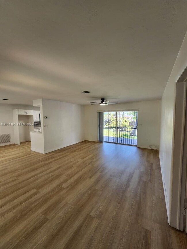 Building Photo - 1180 NE 185th St