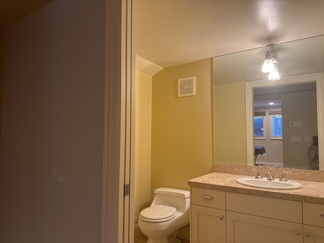 Building Photo - Dec Special Promotion!  Exceptional 3 bed, 3 bath in Houghton Kirkland.  Move in Ready.