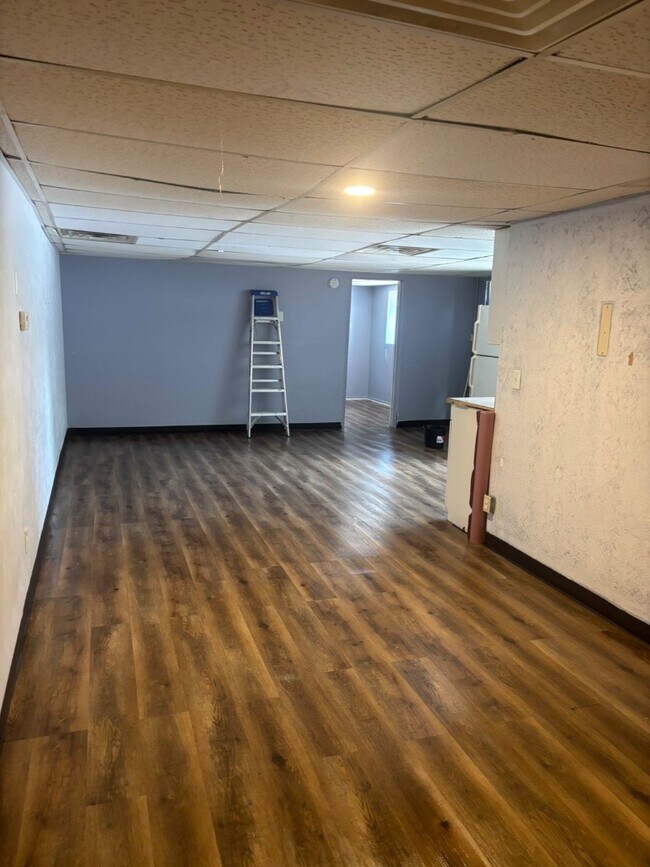 Building Photo - 213 Elm