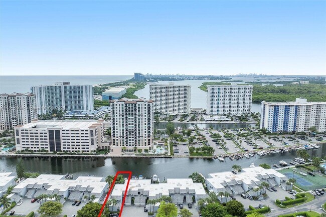 Building Photo - 300 Poinciana Island Dr