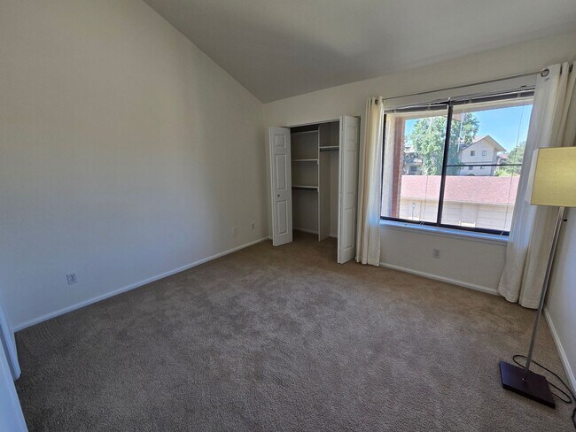 Building Photo - Beautifully Renovated, Top Floor, 2 Bedroom 2 Bath East Boulder Condo for Rent!