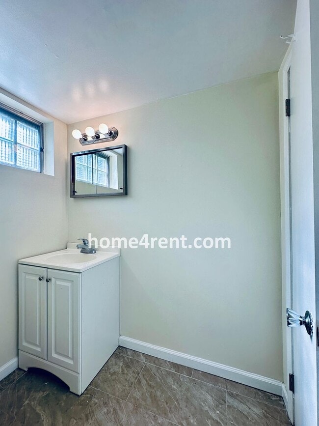 Building Photo - Charming Duplex Style Home with New Paint, Updated Floors, Finished Basement and a Quiet Back Patio!