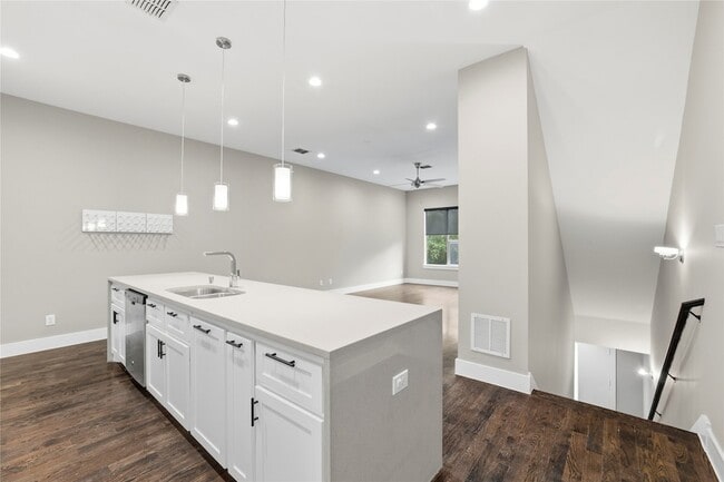 Building Photo - 3008 Zenia Dr