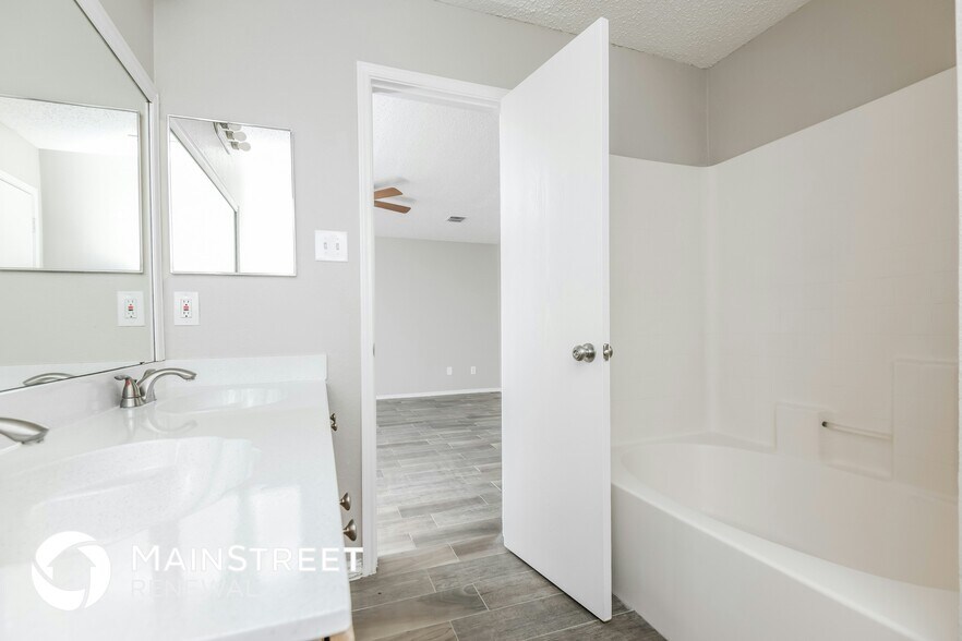Building Photo - 6051 Guilia Dr