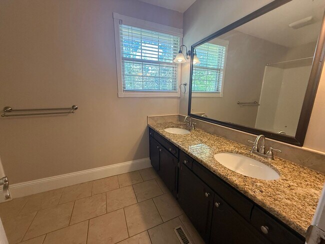 Building Photo - 905 Poinciana Dr
