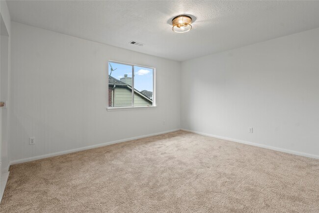 Building Photo - 10908 Sycamore Dr S