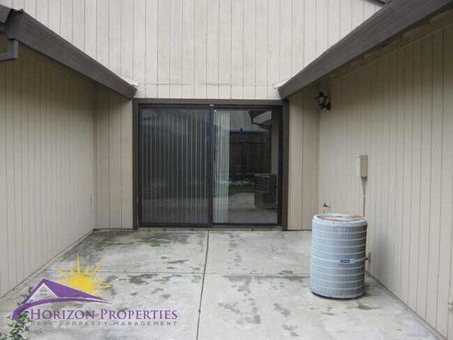 Building Photo - Open 2 Bed 2 Bath Natomas Duplex Unit
