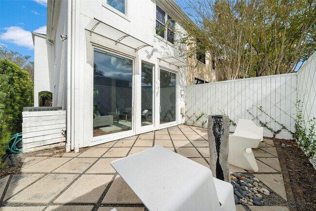 Building Photo - 2437 North Blvd