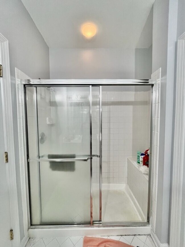 Building Photo - Spacious and bright 3 BR 3.5 BA TH with ga...