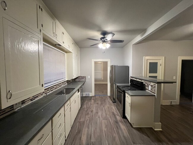 Building Photo - 305 SE Everett St