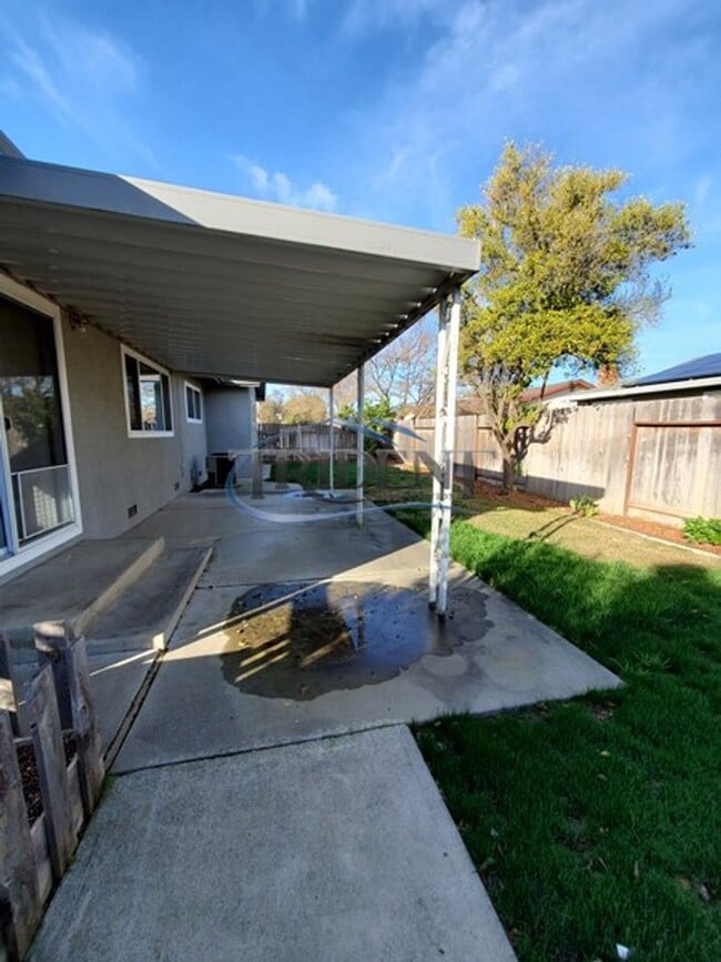 Building Photo - This is a cute 4 bedroom, 2 bath house in an established Woodland community