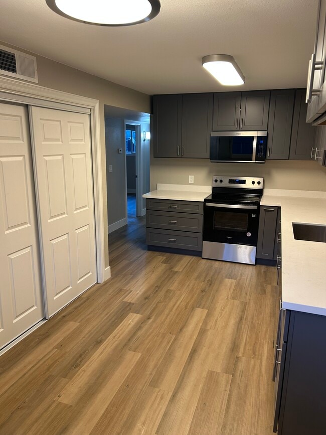 Building Photo - 323 S Pioneer