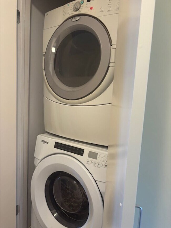 Building Photo - 3 Bedroom / 3 Bath Condo with Ocean Views