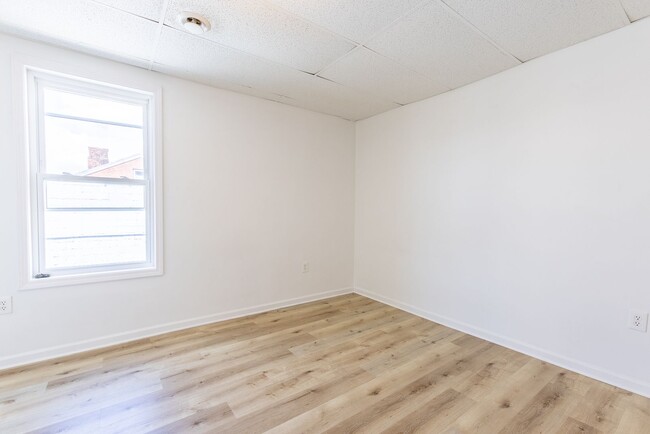 Building Photo - 742 E Warrington Ave