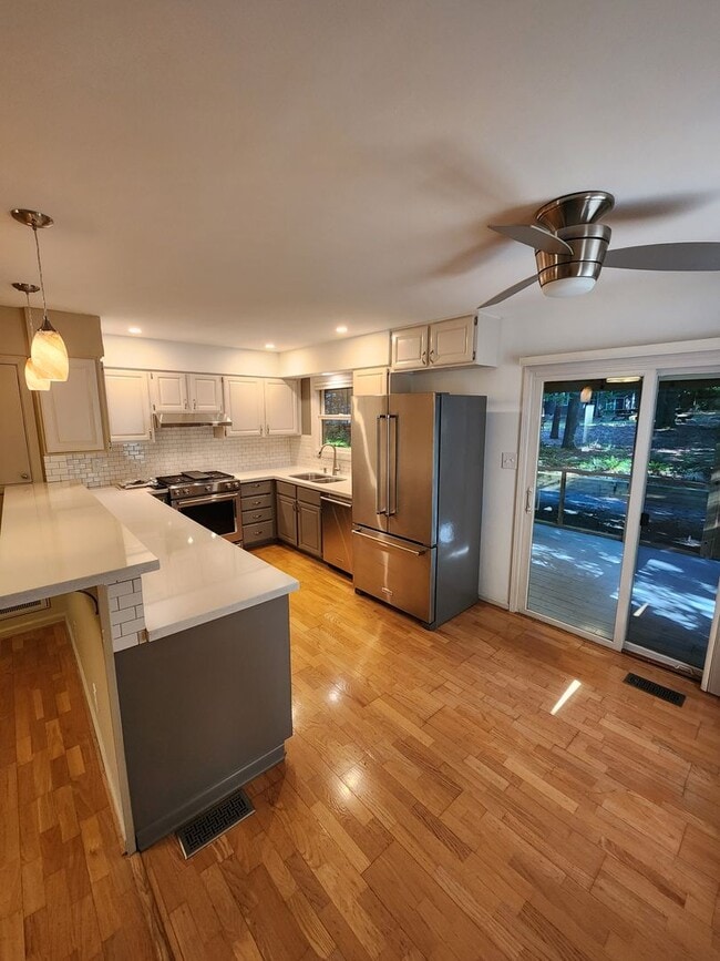 Building Photo - 115 Creekview Cir