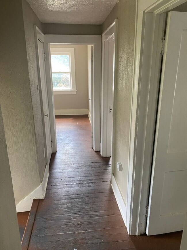 Building Photo - Spacious 3-Bedroom Home for Lease in Akron