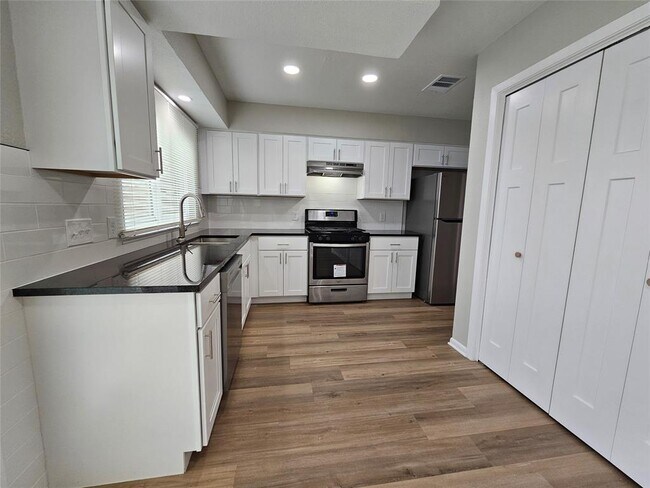 Building Photo - 1418 Hyridge Cir