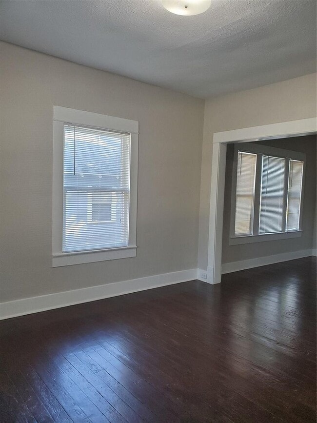 Building Photo - Spacious 3 Bed, 1 Bath Near Historic Fairmount- 76104