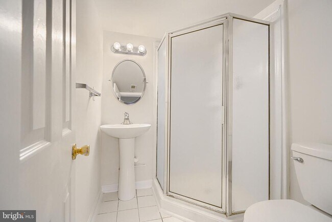 Building Photo - 1138 W Lombard St