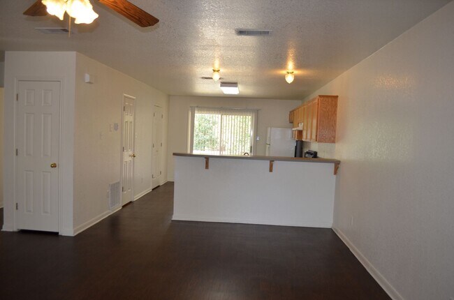 Building Photo - 2208 Wildewood Dr