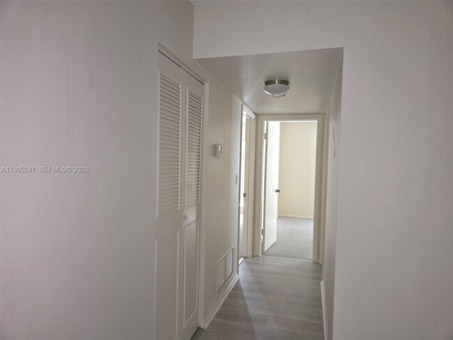 Building Photo - 10784 N Kendall Dr