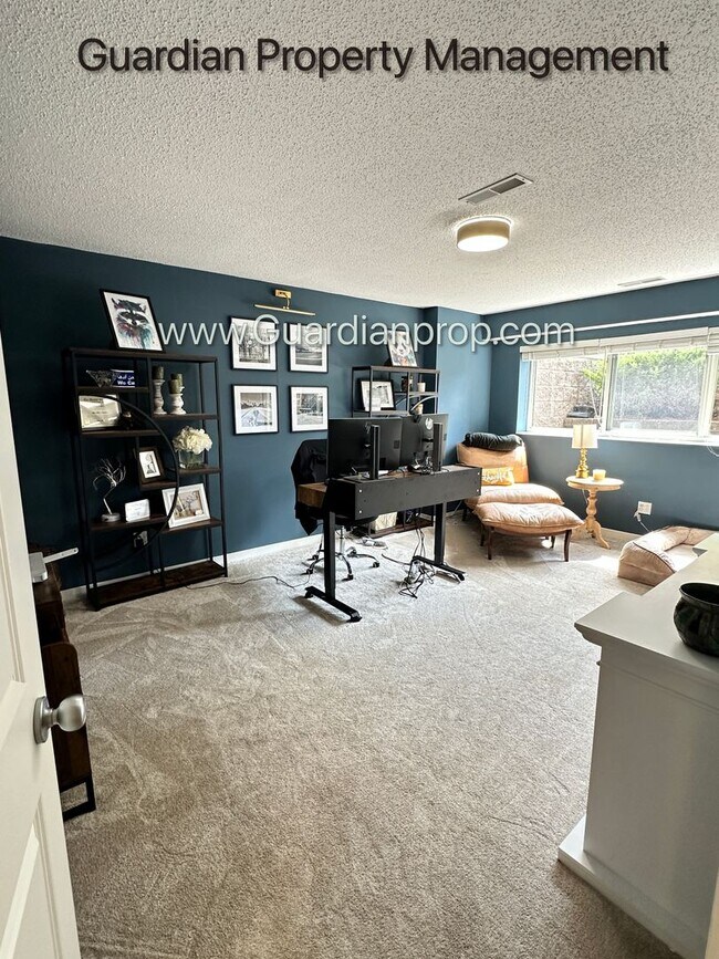 Building Photo - Northeast Minneapolis Town Home, Patio/Dec...