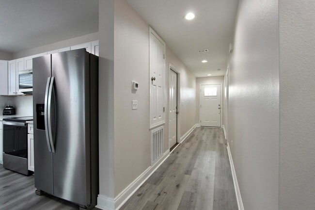 Building Photo - 5366 Highview Dr