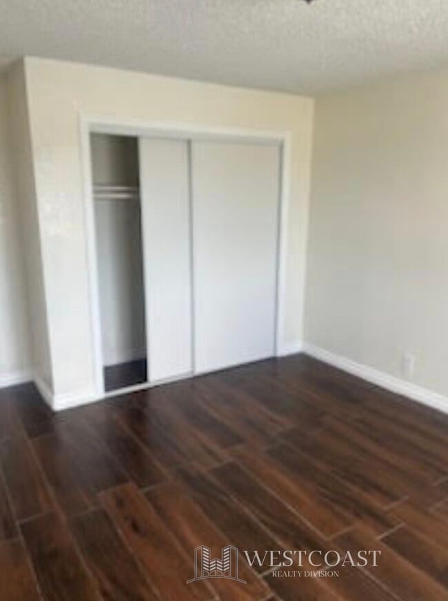 Building Photo - 1041 W Reeve St