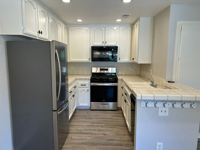 Building Photo - Beautiful 3 Bed 2 Bath Condo in Yorba Linda with Greenbelt Views