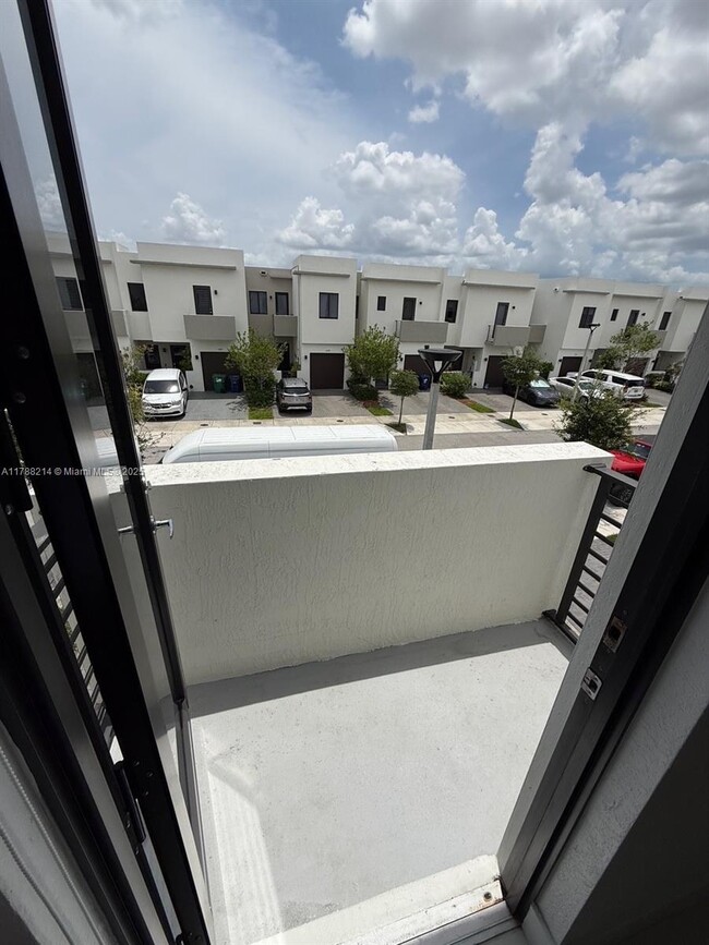 Building Photo - 492 SW 91st Pl