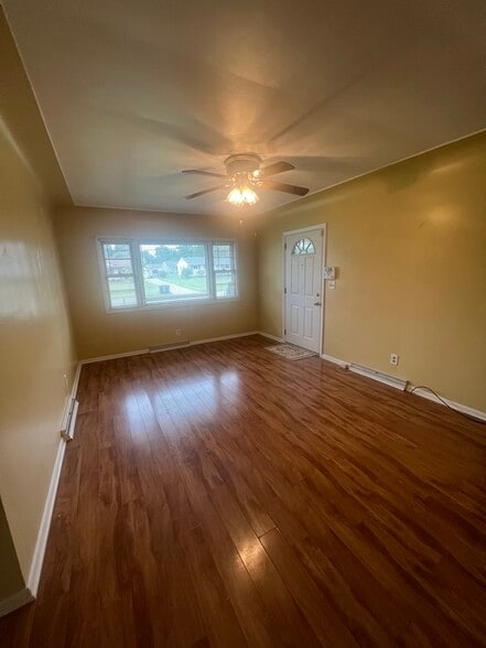 Building Photo - 5350 Pinecrest Ave
