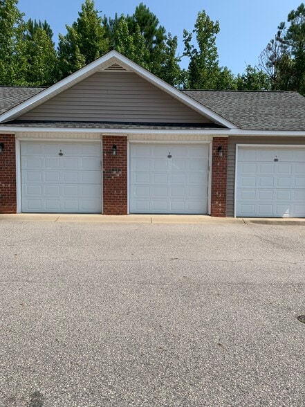 Building Photo - 616 Marshtree Ln