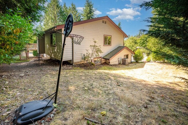 Building Photo - 5 Bed 3 Bath home In Bellevue Available Now