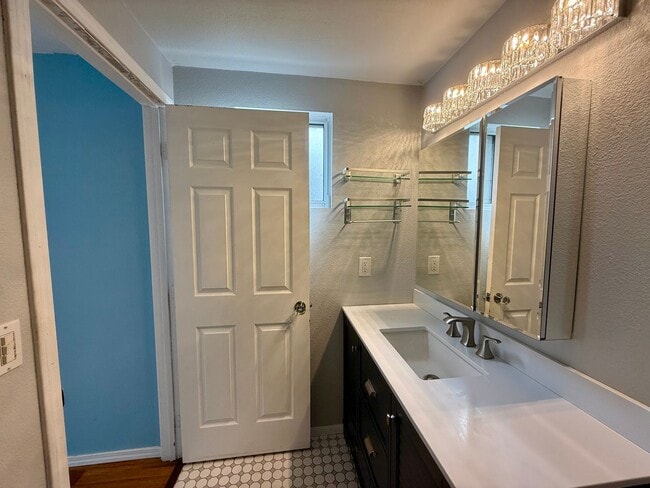 Building Photo - White Center Home
