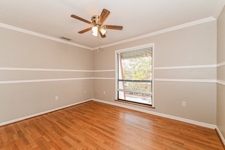 Building Photo - 10907 Meadow Lark Cove Dr