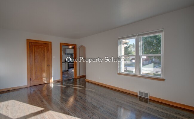 Building Photo - 700 E 36th Ave