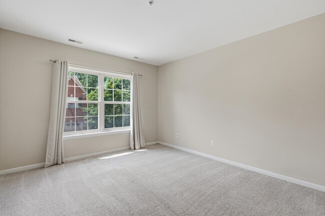 Building Photo - 39475 Springwater Dr
