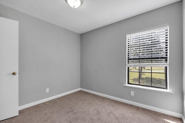 Building Photo - 27 Sierra Rd