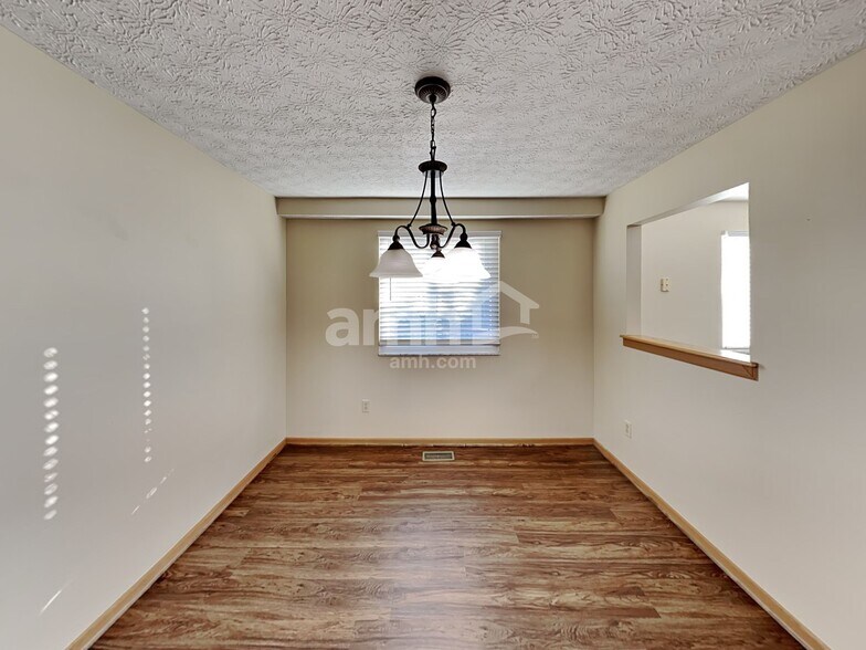 Building Photo - 1725 Convair Dr