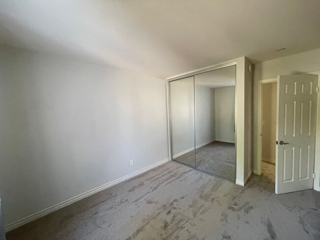 Building Photo - Upgraded 2 Bed 1 Bath Condo in Resort Styl...