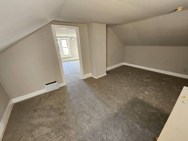 Building Photo - Charming 4-Bedroom Property in Prime Location