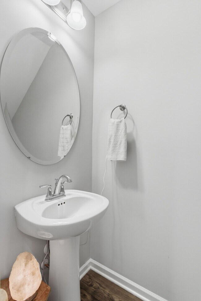 Building Photo - 220 Ruth Wy